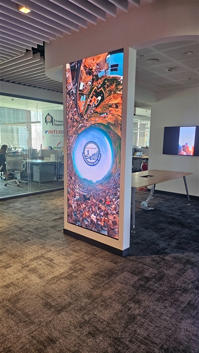 Eren Holding Hauptsitz – Vertikales LED-Display