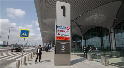 Istanbul Flughafen Bordstein-LED-Display