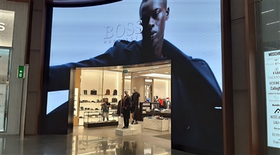 Hugo Boss Shop Fassade gebogener LED-Display